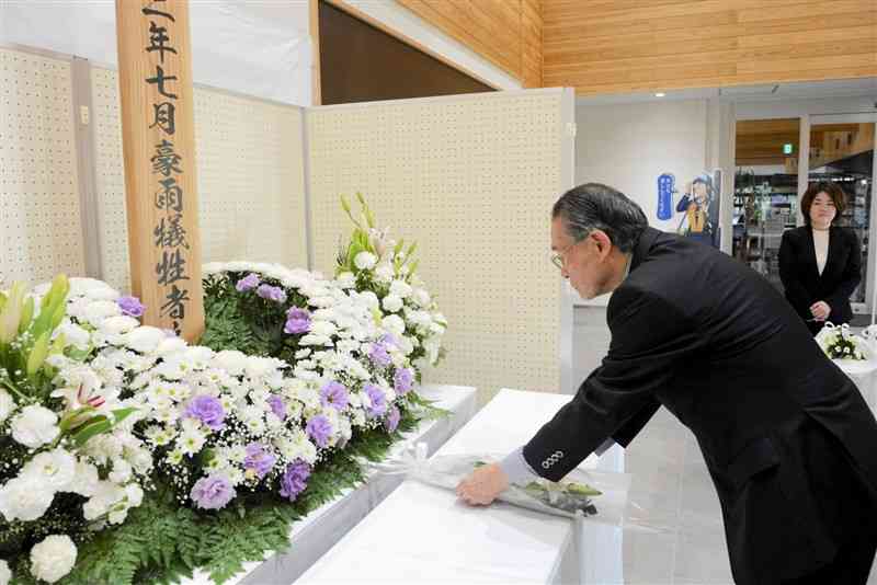 熊本豪雨の犠牲者を追悼し、花を手向ける芦北町の竹﨑一成町長＝2日、芦北町