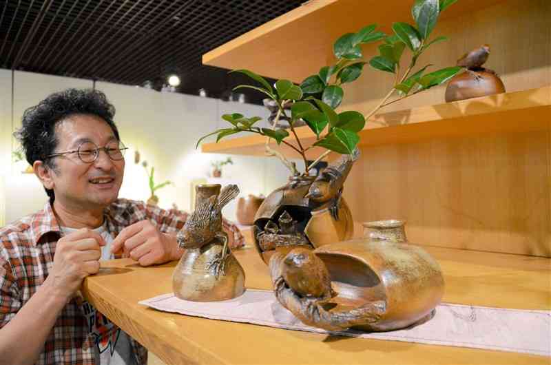 精緻にかたどった小鳥の花器を並べた上村慶次郎さん＝2日、熊本市中央区