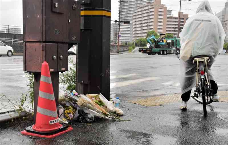 横田千尋さんが飲酒運転の軽乗用車に衝突され死亡した事故現場。花などが供えられていた＝1日、熊本市中央区