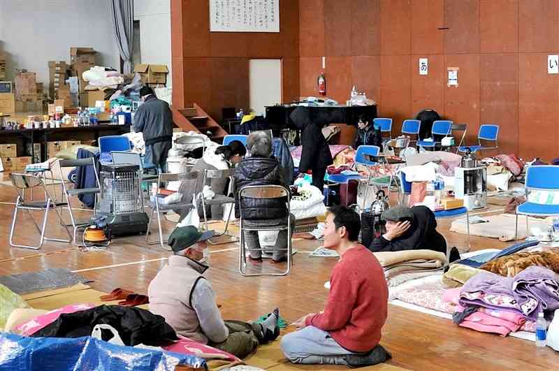 避難所に身を寄せる高齢者ら。持ち寄った食材で温かい食事を作ったり、トイレ清掃を分担したりと地域力を発揮していた＝1月12日、石川県珠洲市