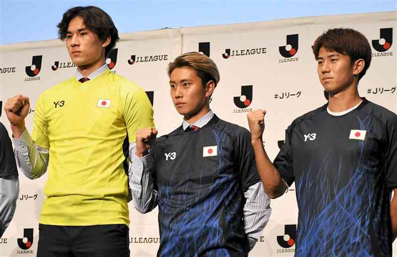 パリ五輪に出場するサッカー男子U－23日本代表の荒木遼太郎（中央、FC東京）＝東京都内