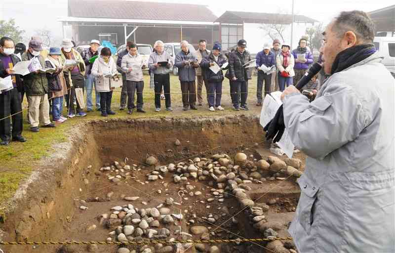 菊池市で見つかった「菊之池B遺跡」について説明する西住欣一郎・歴史教育専門員（右）＝2020年2月、菊池市