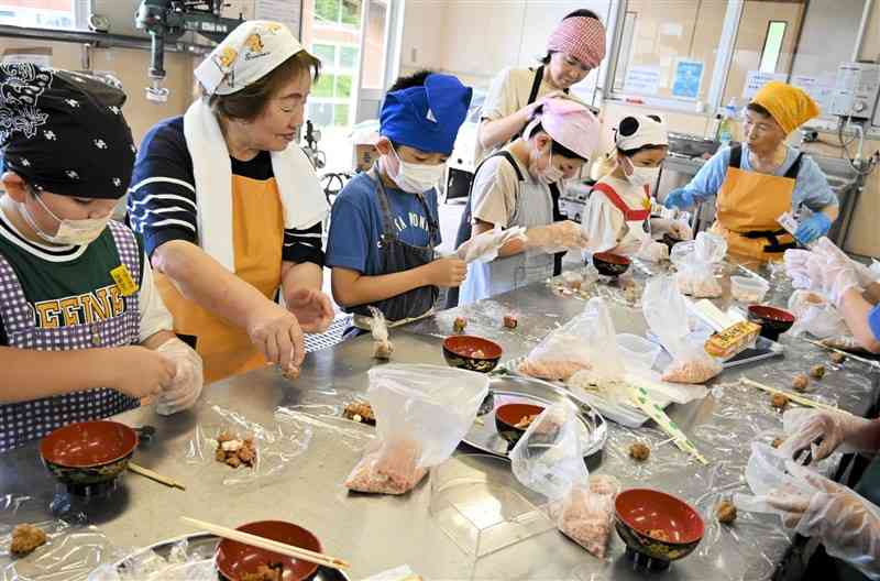 手作りみそで「みそ玉」作りを学ぶ小学生たち＝4日、小国町