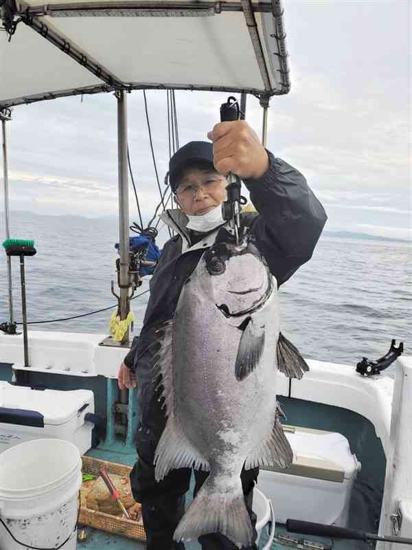 釣り揚げた4キロのイシダイを手にする野島龍義さん＝天草市牛深町沖