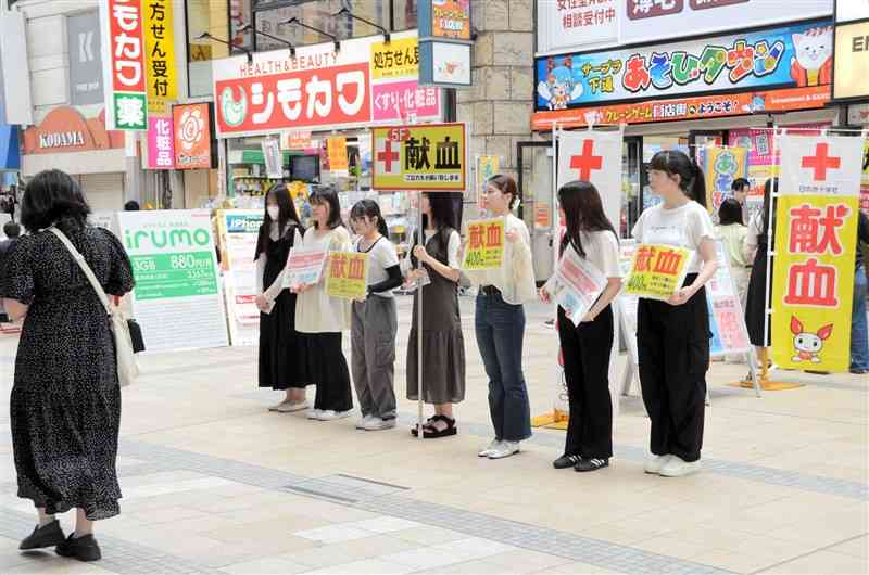 熊本市の下通アーケードで若い人たちに献血への協力を呼びかける大学生＝6日、熊本市中央区