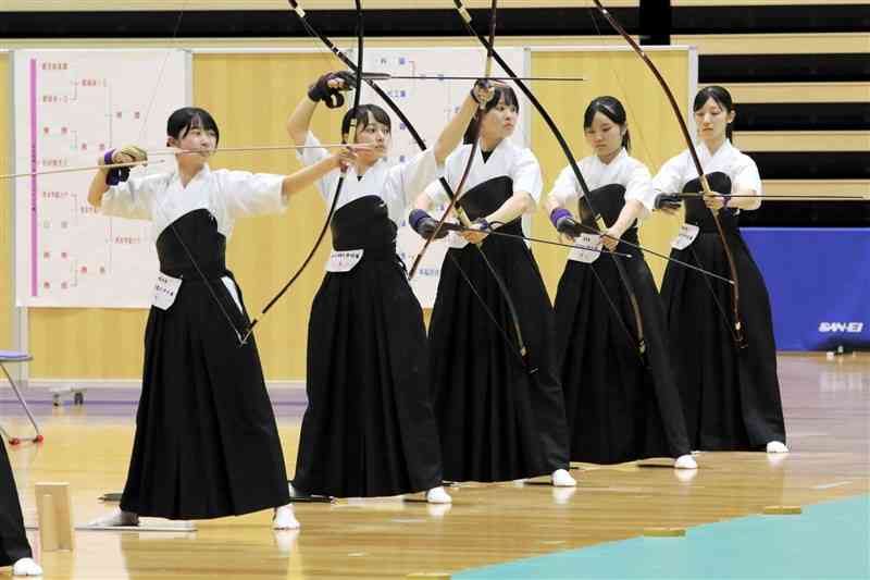 弓道女子団体決勝に臨む学園大付の選手＝大分市のレゾナック武道スポーツセンター