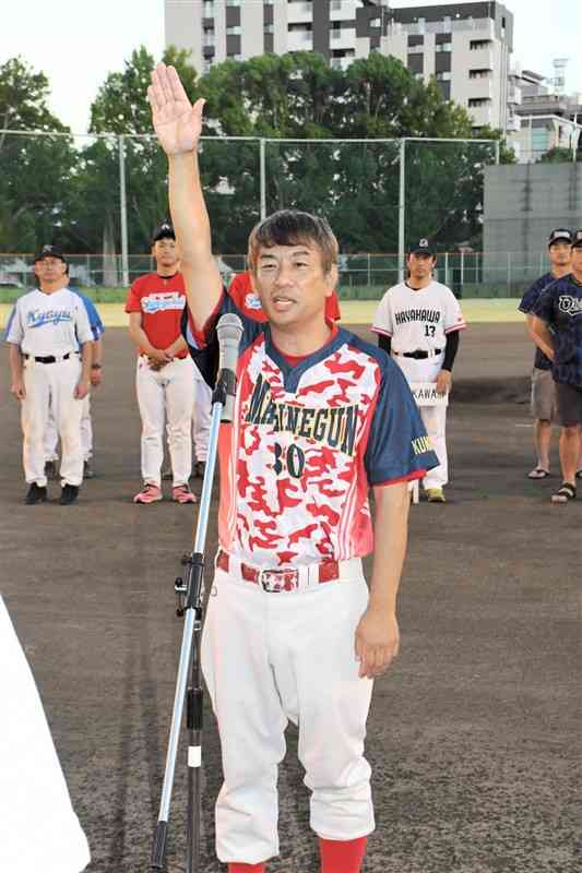 熊日旗争奪熊本市民ナイターソフトボール大会の開会式で選手宣誓するマシンガンズの平本道和監督＝熊本市中央区の水前寺野球場