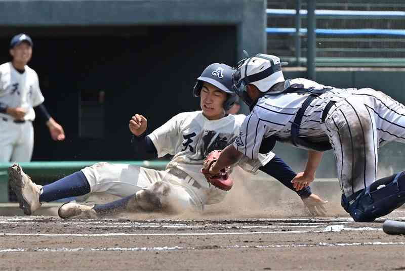 【学園大付－天草・牛深】6回表、天草・牛深2死満塁。左前打で二走山下（中央）が本塁を突くも憤死＝リブワーク藤崎台（上杉勇太）