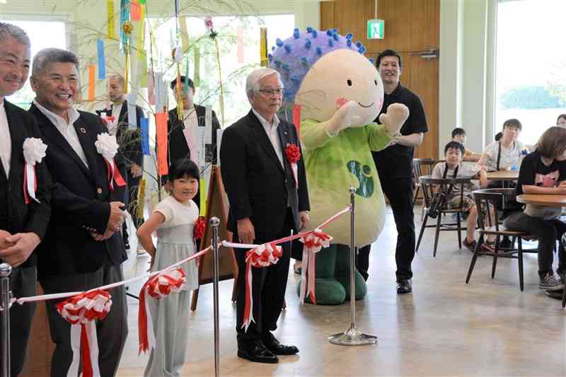 産山村のイメージキャラクターうぶちゃんも祝福。中央は市原正文村長＝7日、産山村