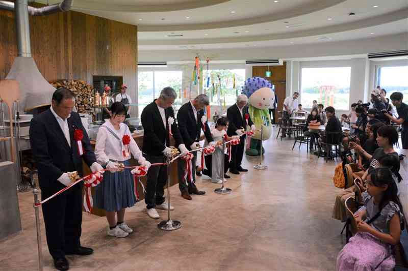 新装を祝い、テープカットする関係者ら＝7日、産山村