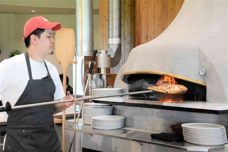 イタリアンレストランのまき窯で焼き上がったピザ＝7日、産山村