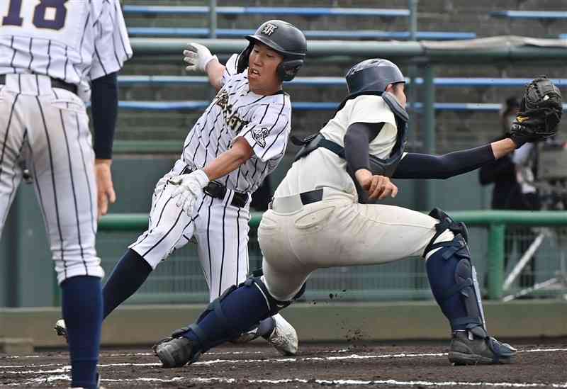 【学園大付－天草・牛深】1回裏、学園大付2死二塁。中前打で二走住田が生還し先制する＝リブワーク藤崎台（上杉勇太）