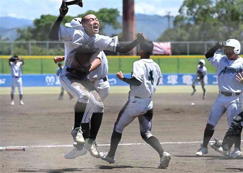 【天草工－第二】9回裏、天草工無死満塁。スクイズが野選を誘い、三走坂元がサヨナラの生還＝県営八代（小野宏明）