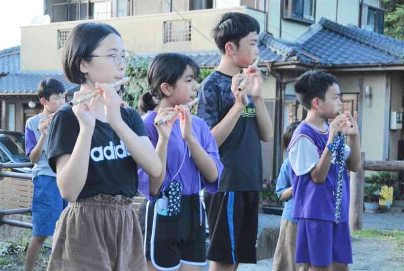 竹迫観音祭を前に横笛の練習をする子どもたち＝6日、合志市