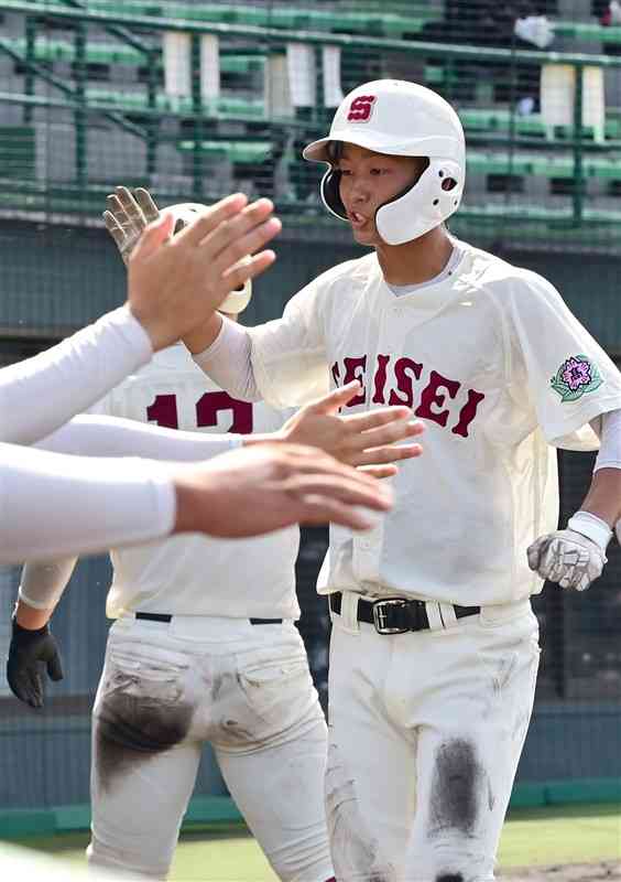 【済々黌－玉名】3回裏、済々黌1死一、三塁。左中間二塁打で一走冨岡が生還。3－2と勝ち越す＝リブワーク藤崎台（谷川剛）