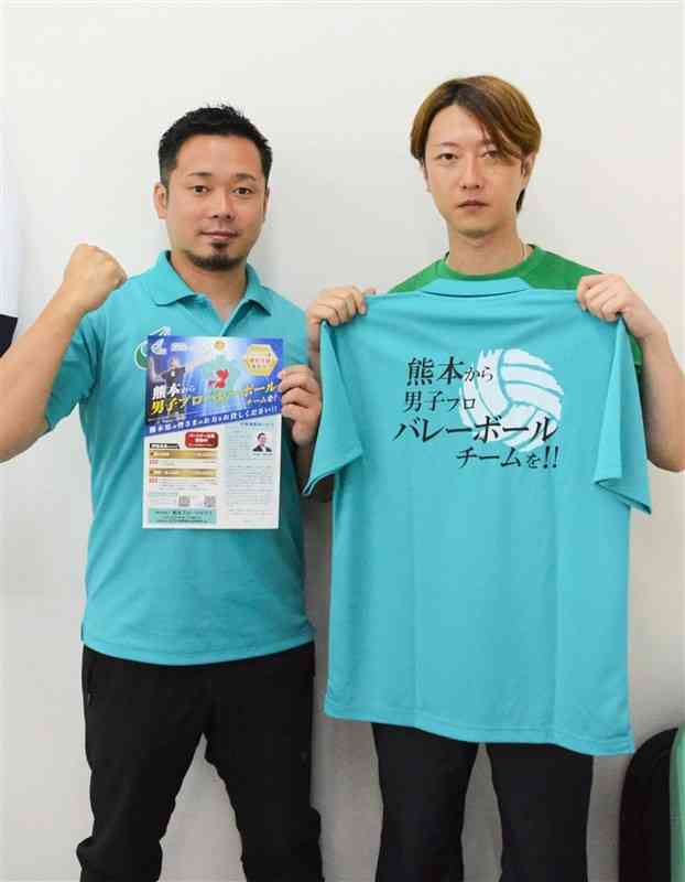 八代市に男子バレーボールチームを作る運動を始めた早瀬省吾さん（左）と兄の雄太さん＝八代市の熊本スポーツクラブ