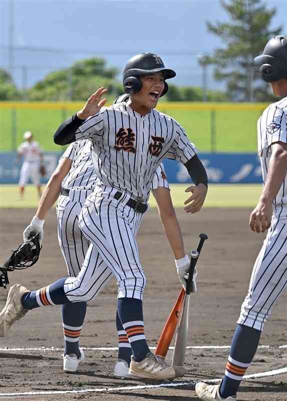 【熊本西－鎮西】1回表、熊本西1死三塁。右前二塁打で三走河野が生還＝県営八代