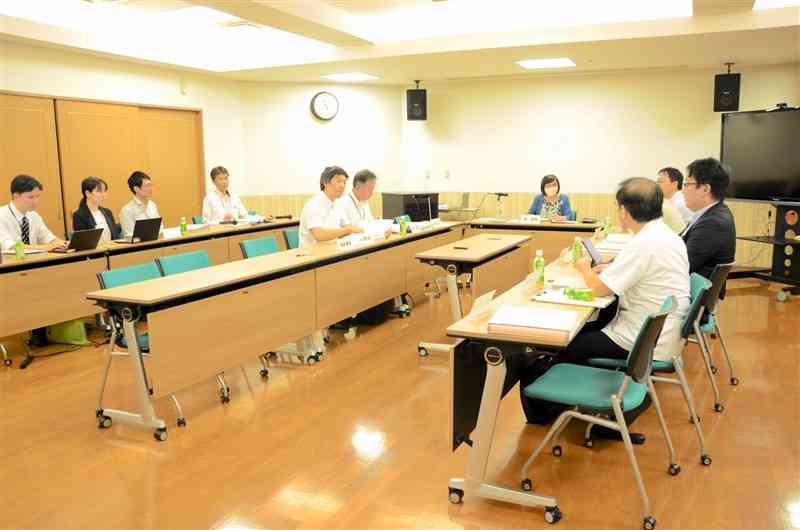 出自情報の保存や開示のあり方について議論した検討会＝8日、熊本市西区