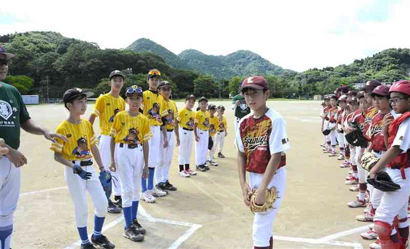野球の試合を通して交流した台湾・高雄市のPONY（左）と津奈木クラブの子どもたち＝6日、津奈木町