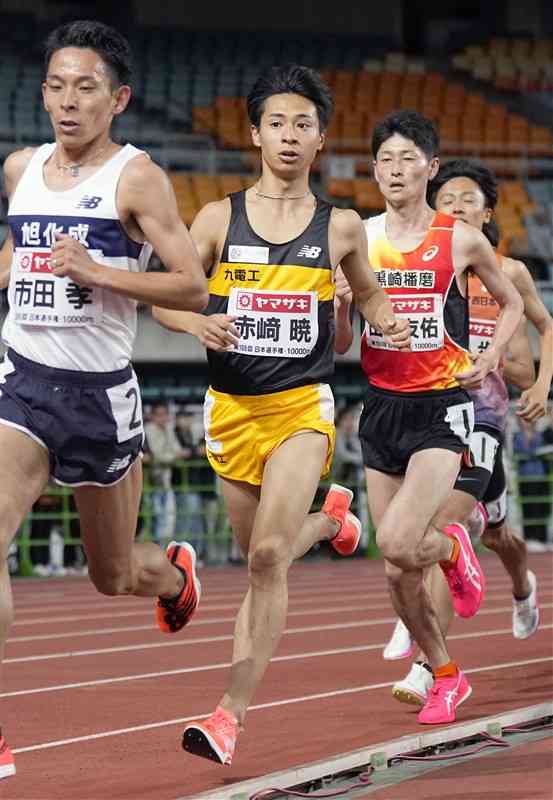 5月の日本選手権1万メートルで力走する赤崎暁（左から2人目）＝静岡スタジアム