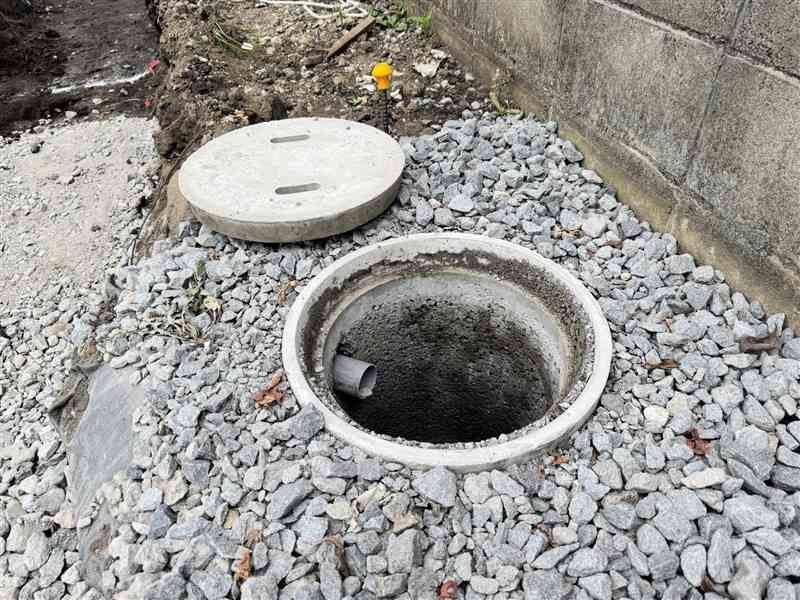 民家の建設現場に設置されたコンクリート製の雨水浸透ます＝10日、熊本市中央区