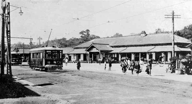熊本市電開業当時の熊本駅前。駅舎の前（右）には、当時市民の足として親しまれた人力車も見える（熊本市交通局提供）