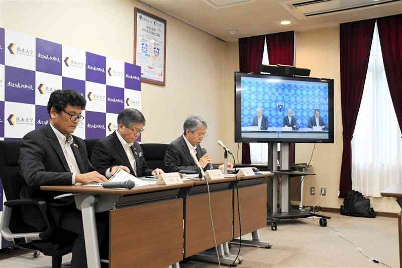 佐賀大と共同教育課程の設置を発表した熊本大の小川久雄学長（左から2人目）ら＝11日、熊本市中央区