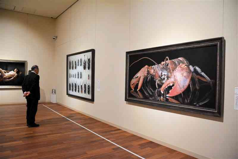 日本の写実絵画の今を感じられる「超写実　ホキ美術館名品展」＝12日、熊本市中央区