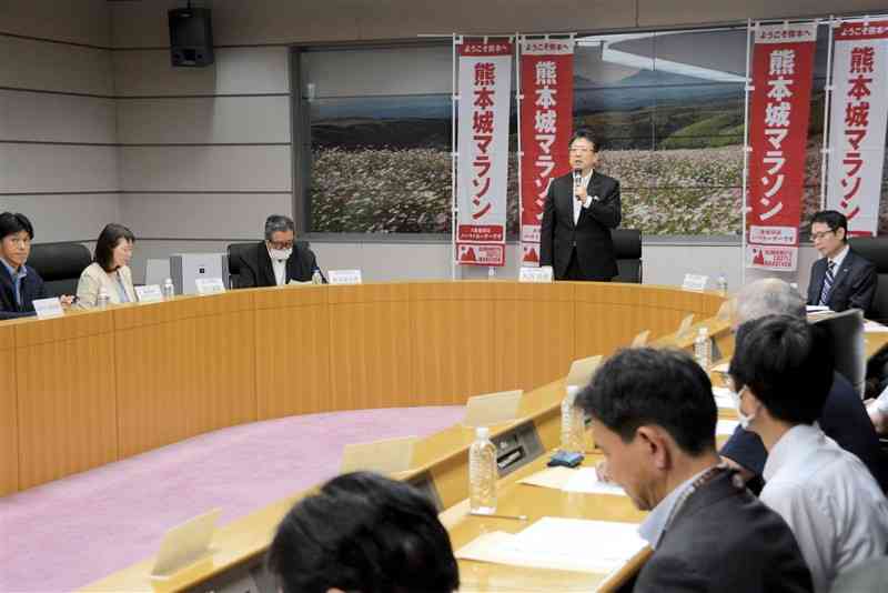 熊本城マラソン実行委員会であいさつする実行委会長の大西一史熊本市長（中央奥）＝12日、熊本市中央区