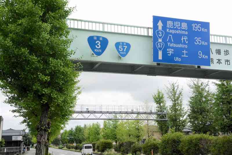 国道3号と57号の重用（重複）区間では仲良く案内標識が並んでいる＝熊本市南区