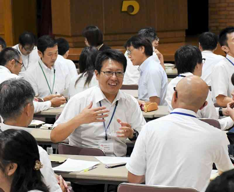 研修の在り方について意見交換する指導主事ら＝12日、熊本市中央区