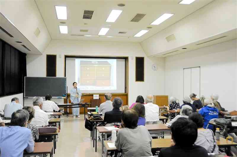 「学芸員のこだわり八代学」と題して始まった八代市立博物館学芸員による出張講座＝13日、同市立図書館