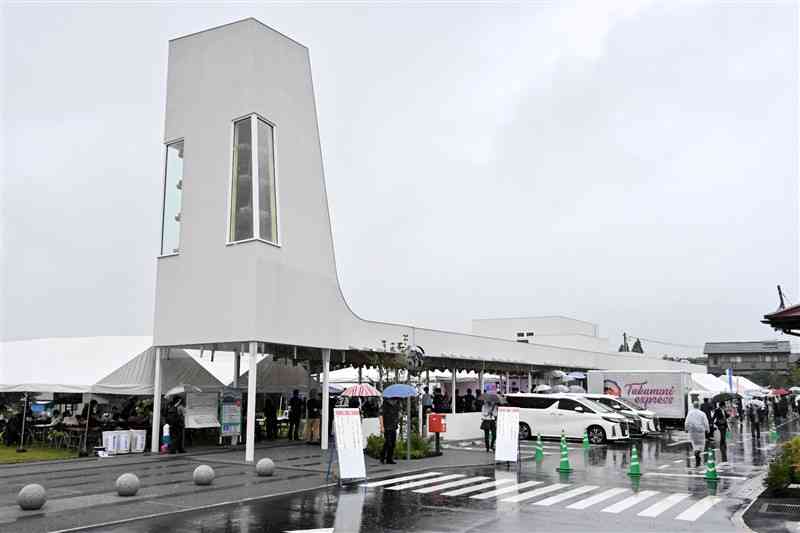 南阿蘇鉄道の高森駅横に完成した交流施設。高さ12メートルの「南郷檜の塔」（中央）を備える＝13日、高森町