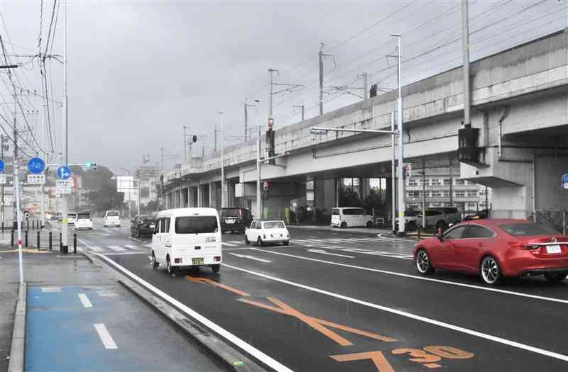 都市計画道路「花園上熊本線」などが開通し、交通量が減った県道熊本田原坂線（樋口琢郎）＝13日、熊本市西区