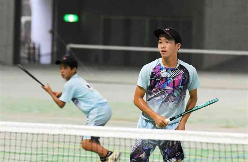 【ソフトテニス男子団体決勝・大矢野－本渡】優勝を決めた大矢野の第2ペア、山並（右）と磯田（左）＝パークドーム熊本