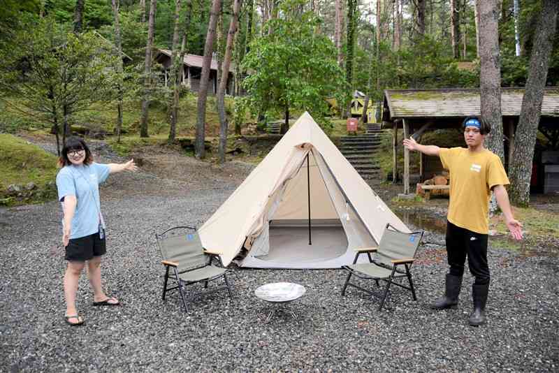「端海野キャンプ場」の営業を再開した渕田絢音さん（左）と溝辺優后さん＝6月、五木村