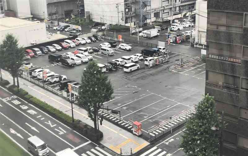 熊本市が中央区役所の移転先とする方針を示した花畑町別館跡地。現在は駐車場として利用されている＝11日、熊本市中央区