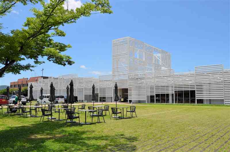 不知火美術館・図書館の芝生広場ではマルシェやヨガ教室などが開かれている＝6月18日、宇城市