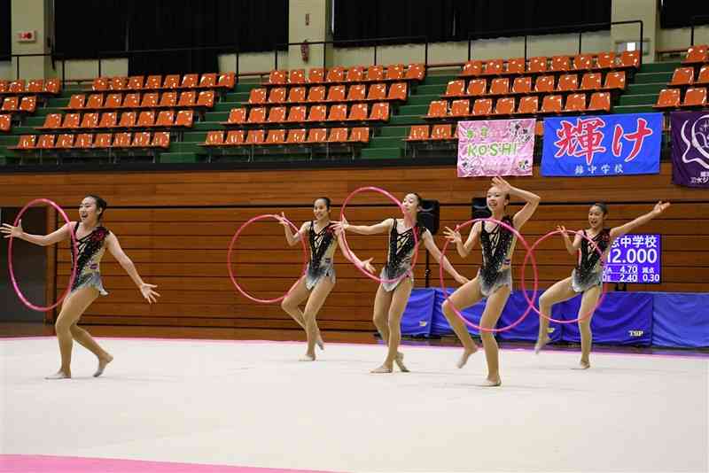 【新体操・女子団体】優勝した菊池市クのフープ演技＝ナースパワーアリーナ