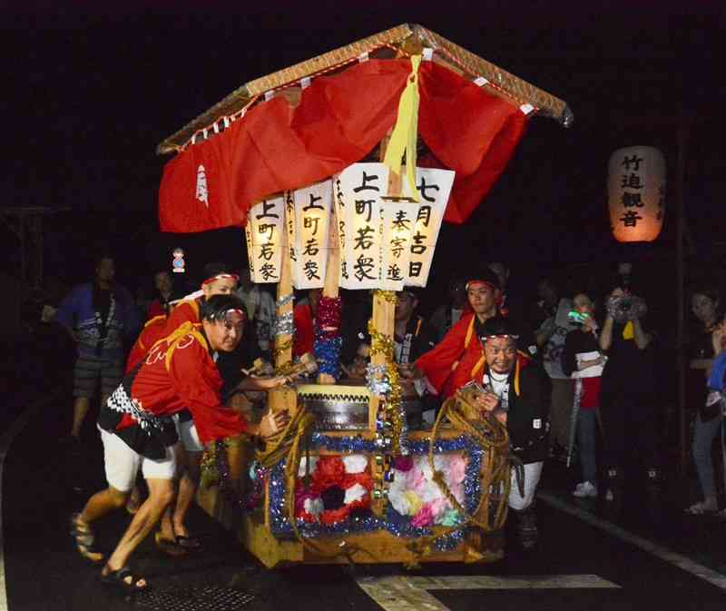 竹迫観音祭で、「ドランジャー」をぶつける男性たち＝13日、合志市