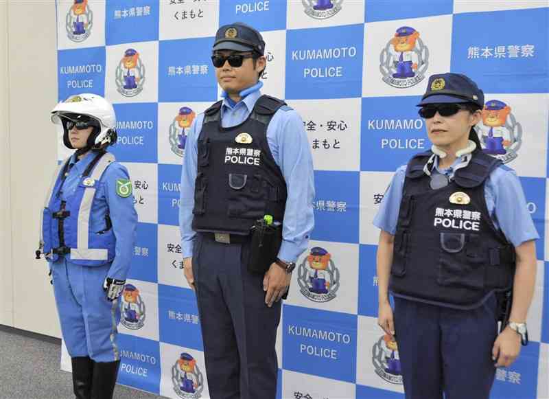 サングラスや冷却グッズを着用する熊本県警の警察官＝16日、県警本部