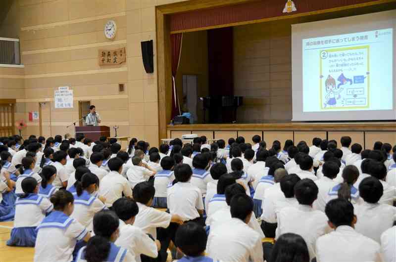 「ぷれすけの教えてネット」で先生役を務める熊本県警の2人による特別授業＝12日、合志市