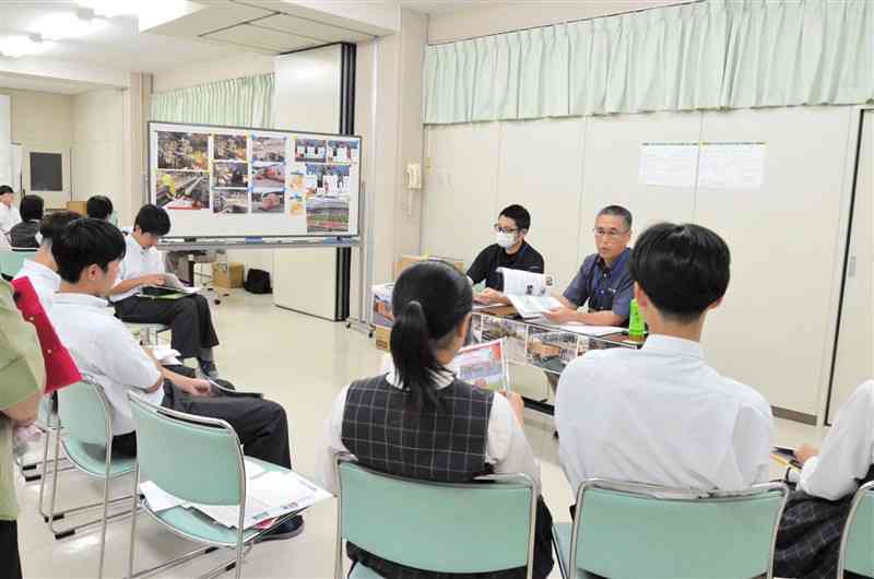 「やまとしごとストア」で交流する事業者と生徒ら＝16日、山都町