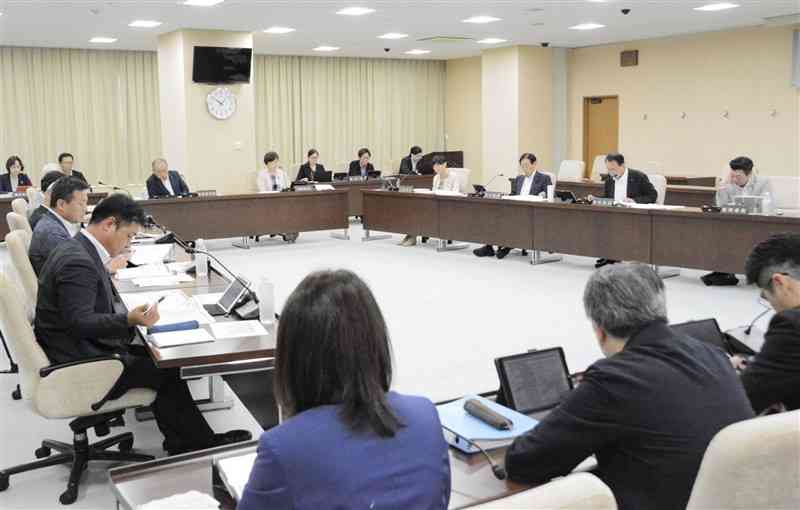 熊本市が中央区役所を花畑町別館跡地に移転する案を提示した市議会特別委員会＝16日、市議会棟