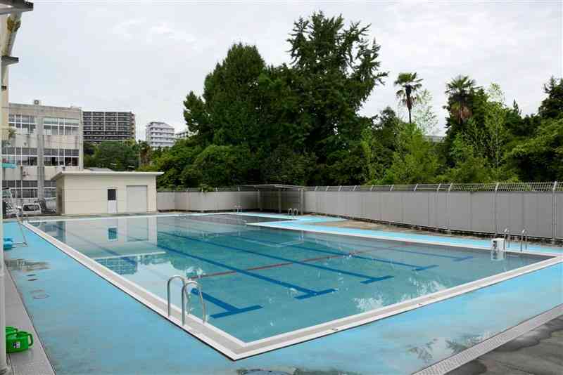 熊本市立壺川小のプール。市教委は今年の夏休みからプール開放を正式に取りやめる＝16日、熊本市中央区
