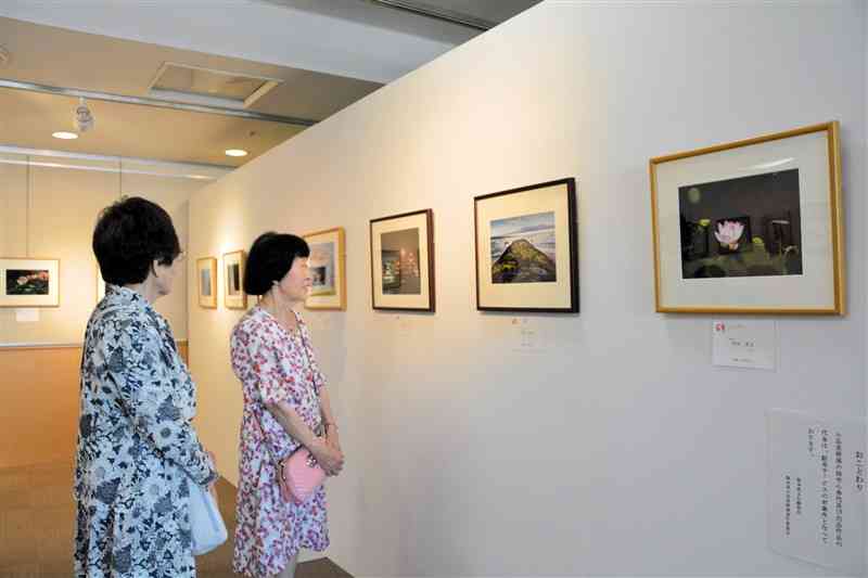 絵画や写真などを展示・販売する「第58回県小品美術展」＝17日、熊本市中央区