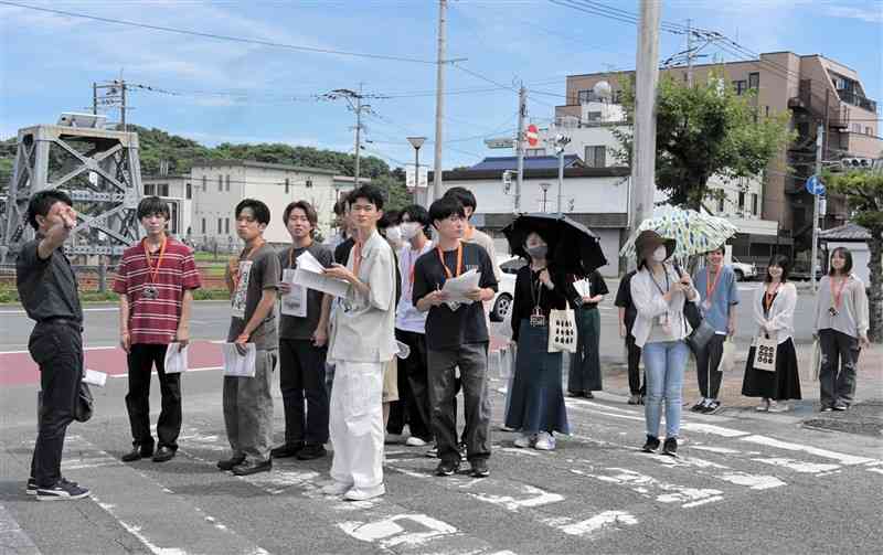 JR荒尾駅前の街並みを歩いて調べる県立大の学生ら＝17日、同市
