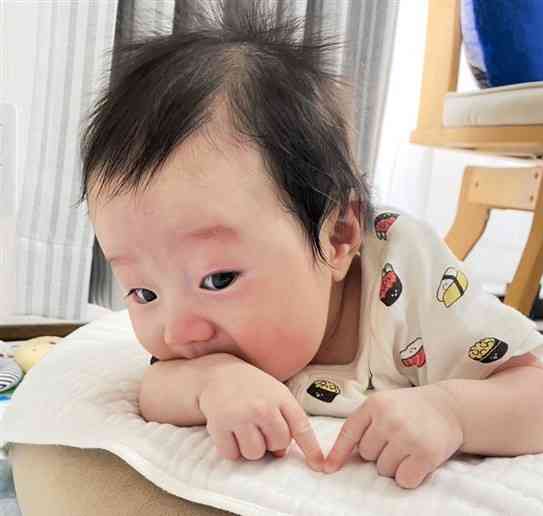 訪問型の産後ケアで、うつぶせになる練習をする息子＝6月11日、熊本市