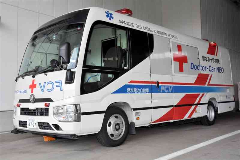 熊本赤十字病院などが開発した燃料電池を積んだ医療車＝10日、熊本市東区