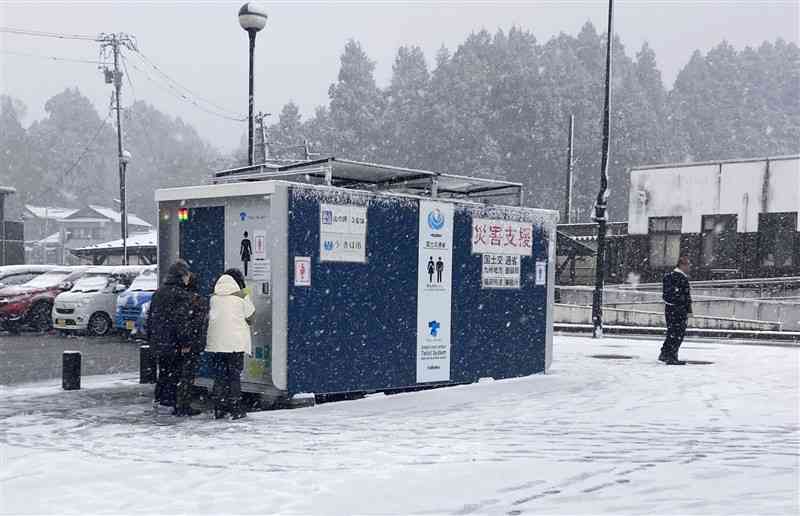 福岡県の道の駅から能登半島地震の被災地に移設された「自己処理型」の水洗トイレ＝石川県（ニシム電子工業提供）